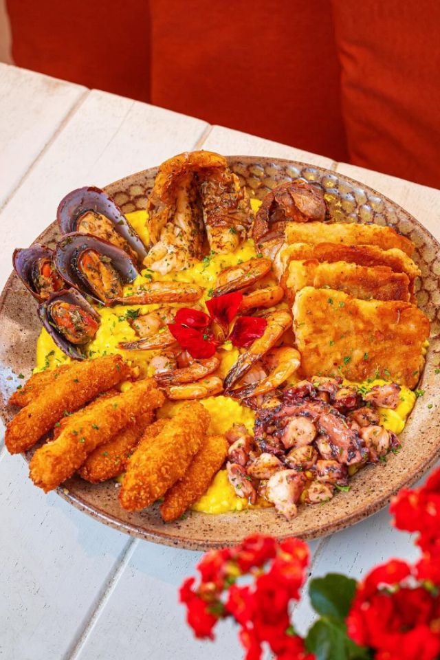 Foto colorida de um prato com camarão - Metrópoles
