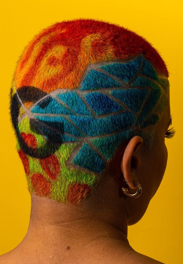Na imagem com cor, imagem uma pessoa com corte de cabelo colorido raspado - Metrópoles