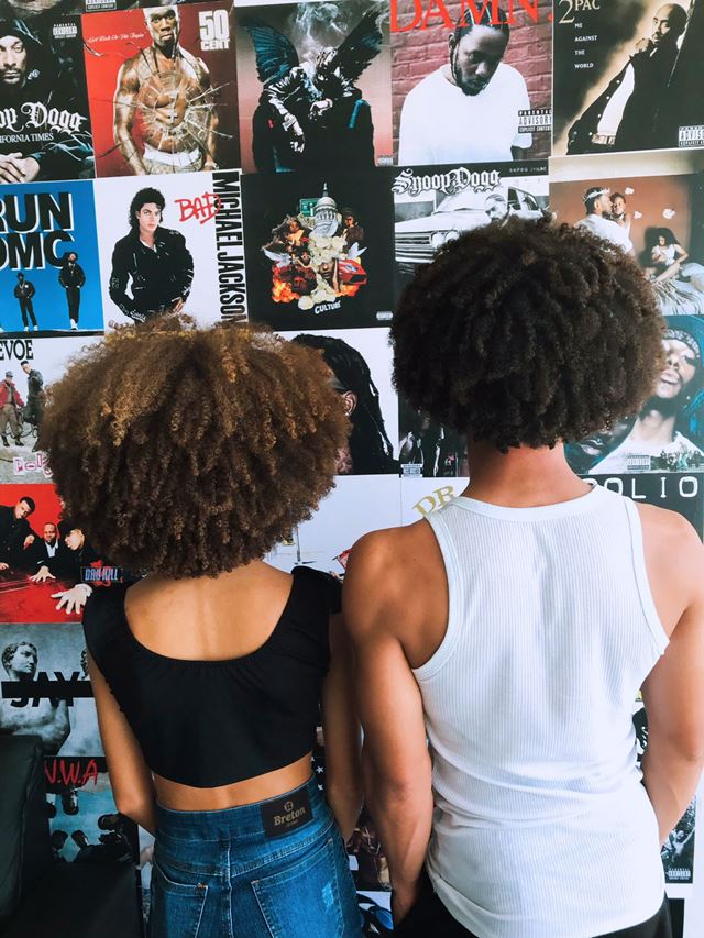 Na imagem com cor, duas pessoas negras posam com os cabelos blacks - Metrópoles