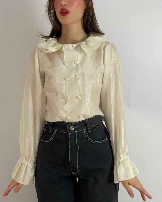 Mulher exibe blusa branca vintage - Metrópoles