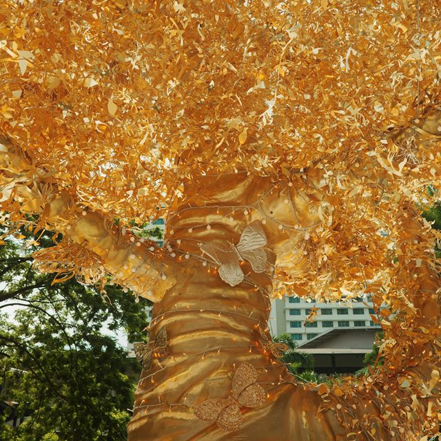 grande árvore dourada dior natal - metrópoles