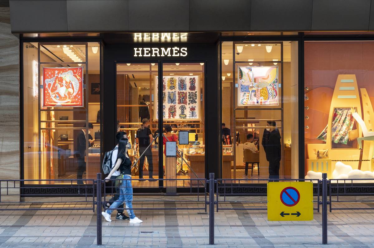 Na imagem com cor, fachada da loja da Hermès - Metrópoles