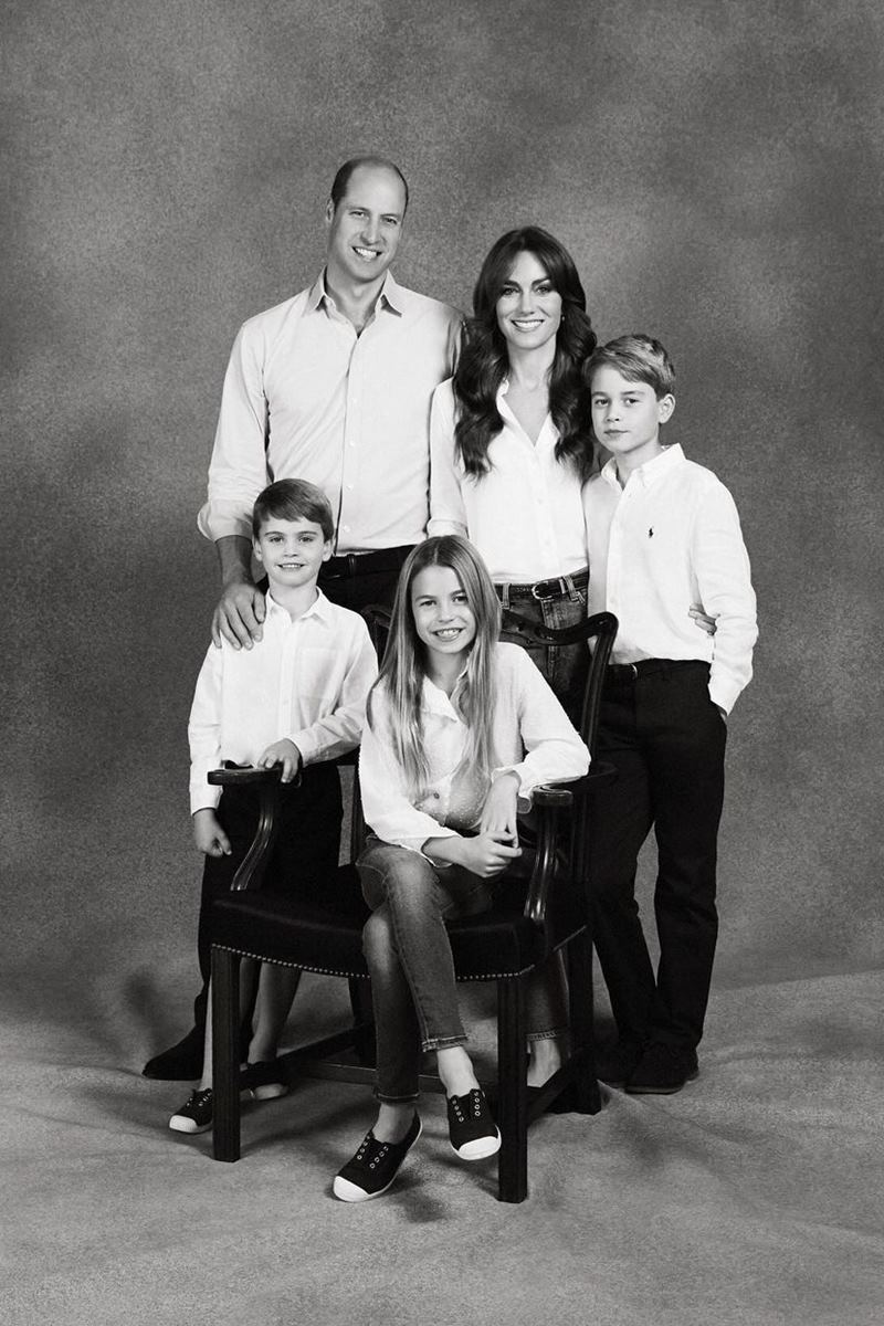 Foto em preto e branco de homem e mulher adultos com dois meninos e uma menina sentada em uma cadeira - Metrópoles