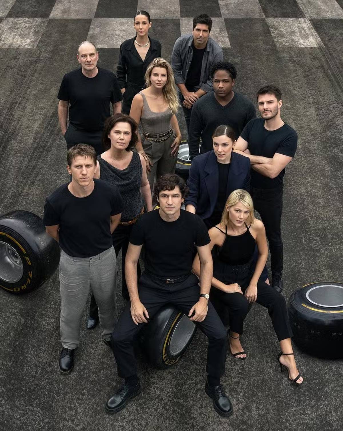 Foto colorida do elenco da série de Ayrton Senna, da Netflix - Metrópoles