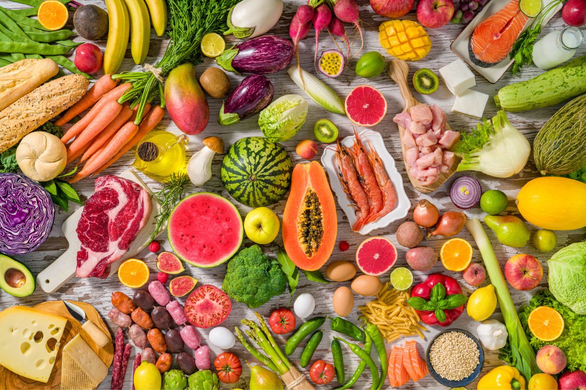 alimentos diversos, como proteínas, legumes e vegetais