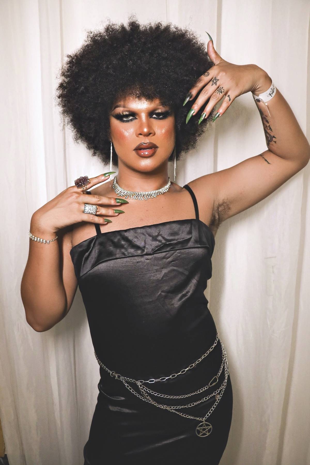 Na imagem com cor, a drag queen Naomi Leakes - Metrópoles
