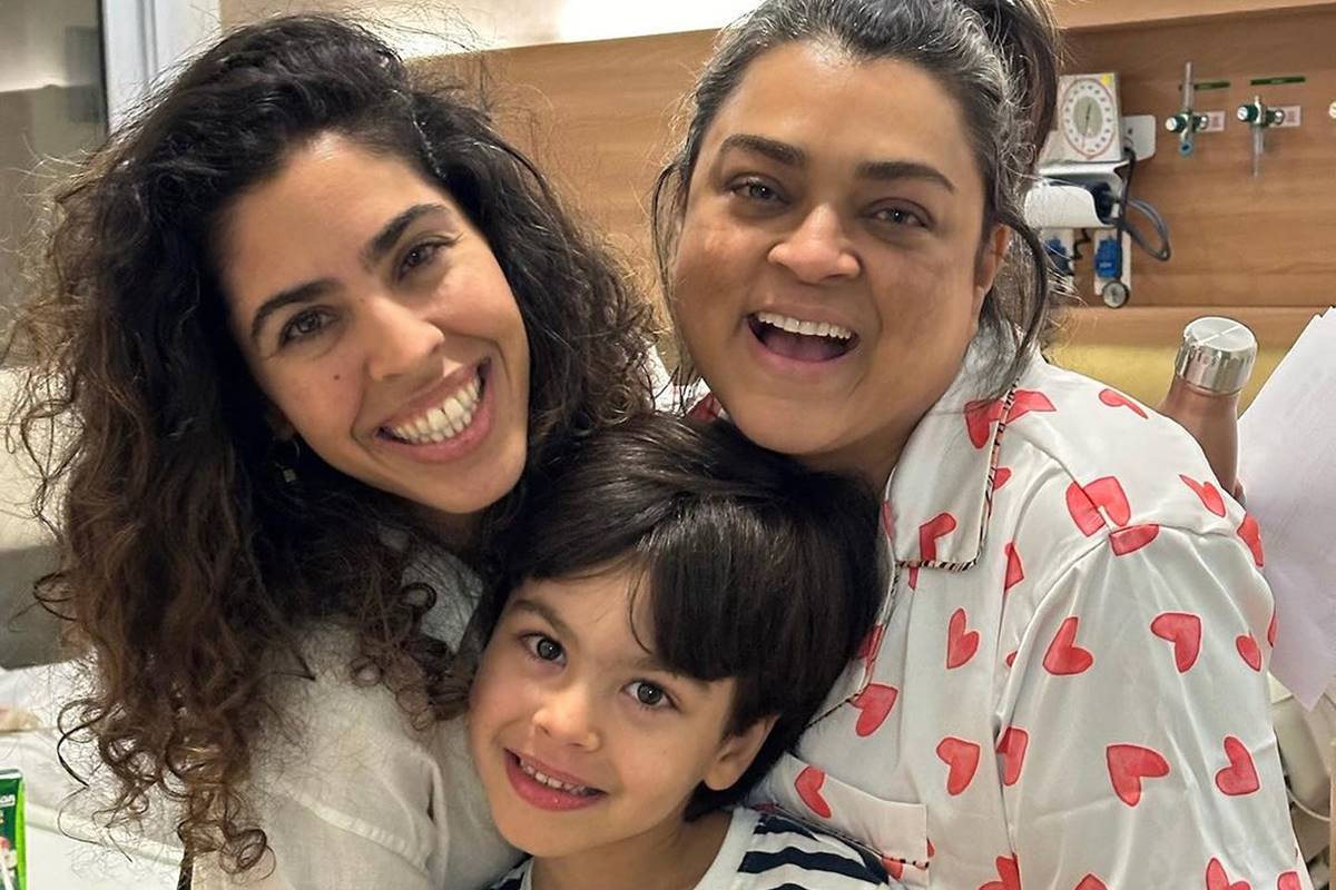 Bela Gil com a irmã Preta e o filho Nino - metrópoles