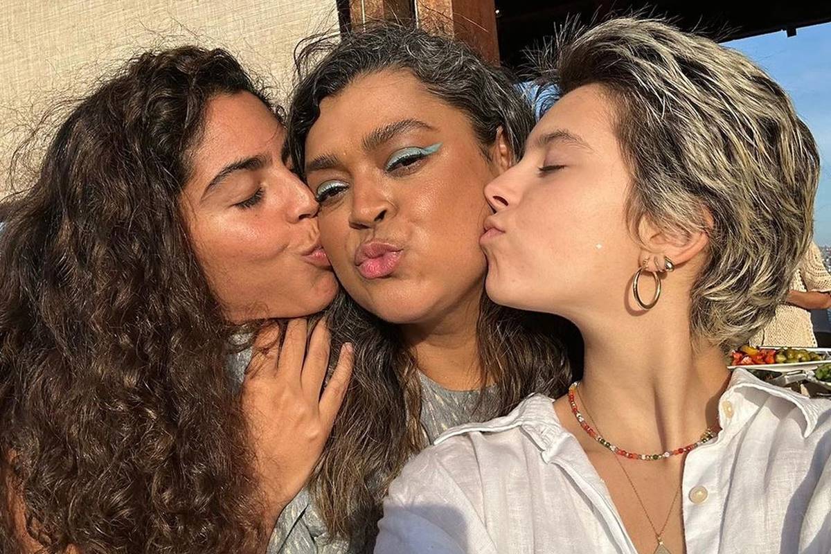 Bela Gil e Flor Gil beijando o rosto de Preta Gil - metrópoles
