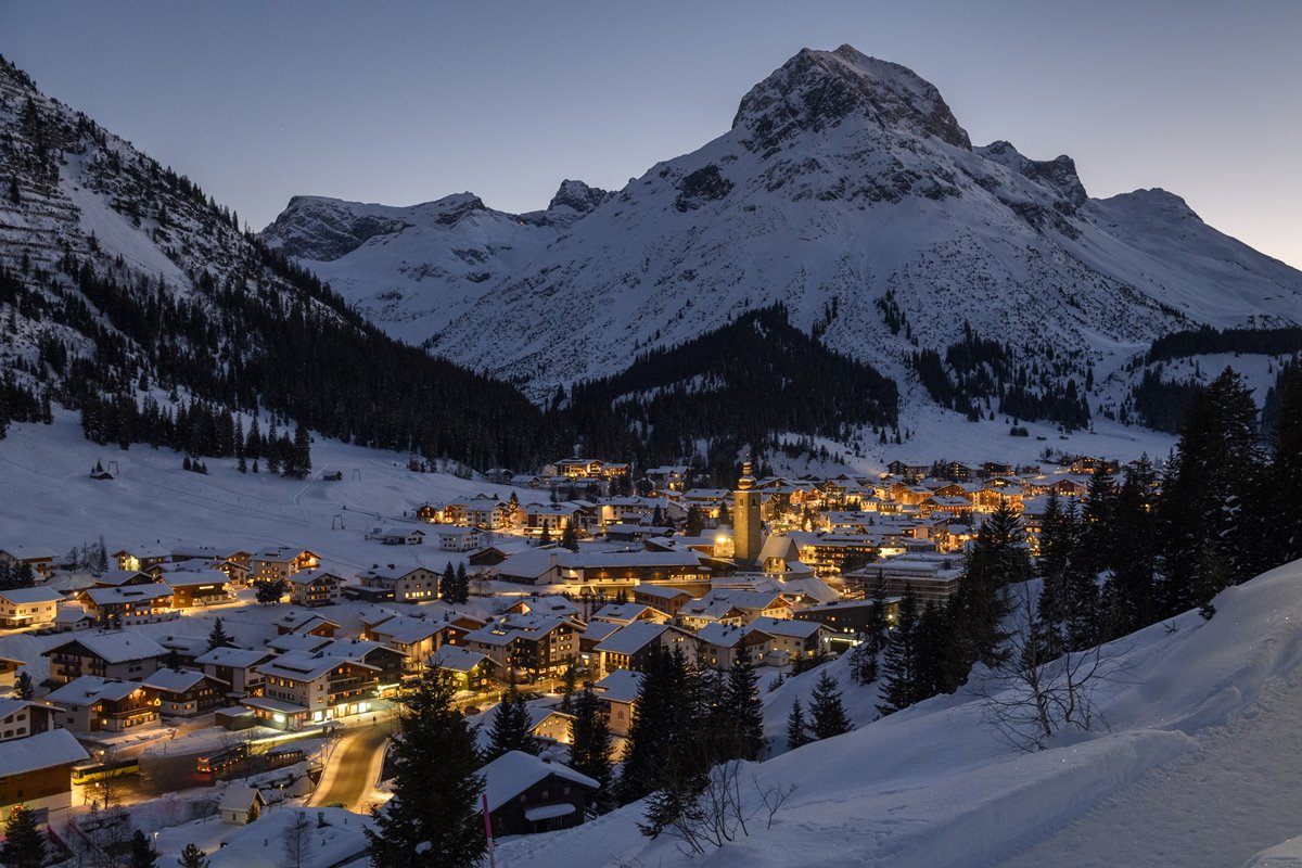 Lech, Áustria; vilarejo e montanhas;