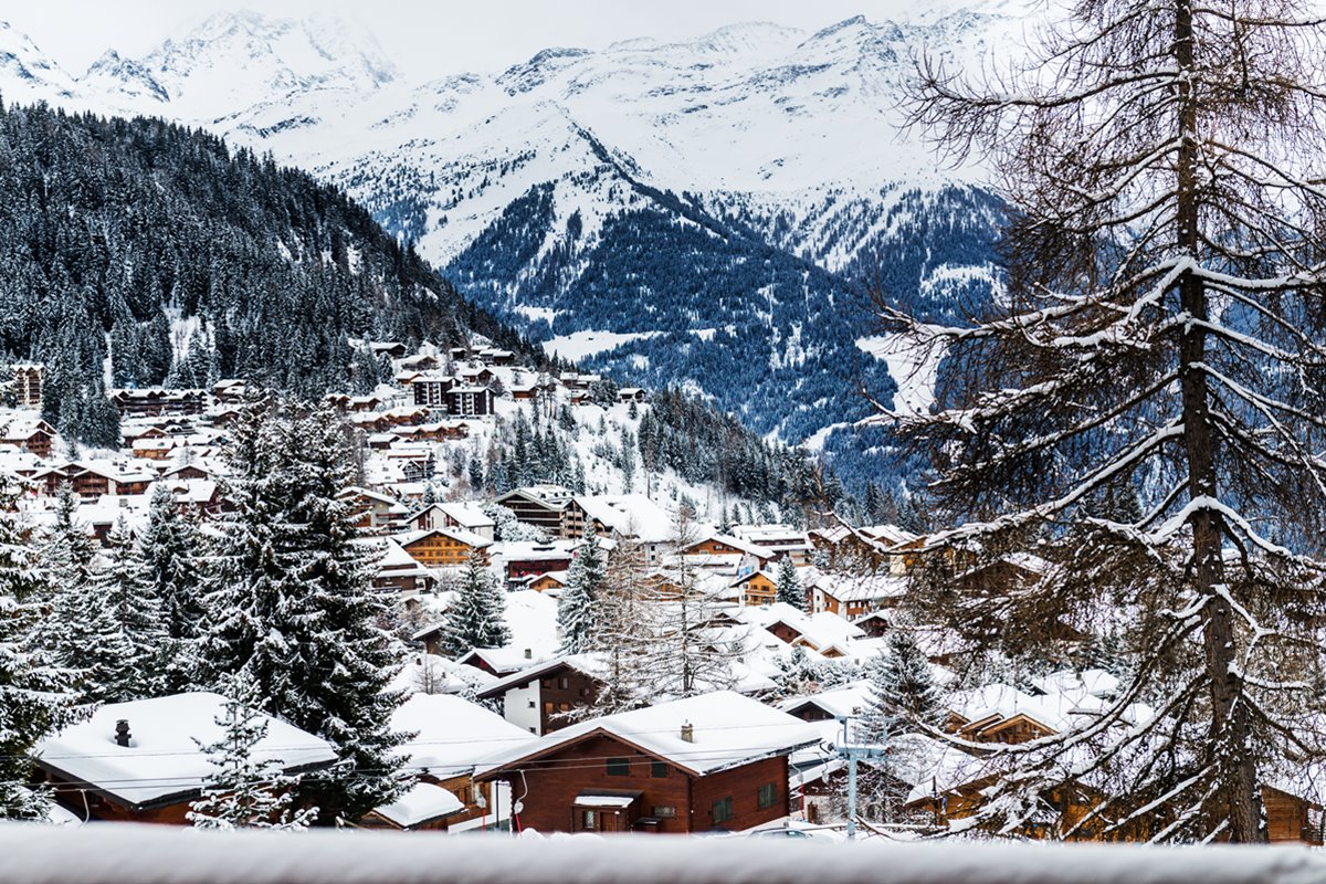 Verbier, Suiça; casinhas e montanha