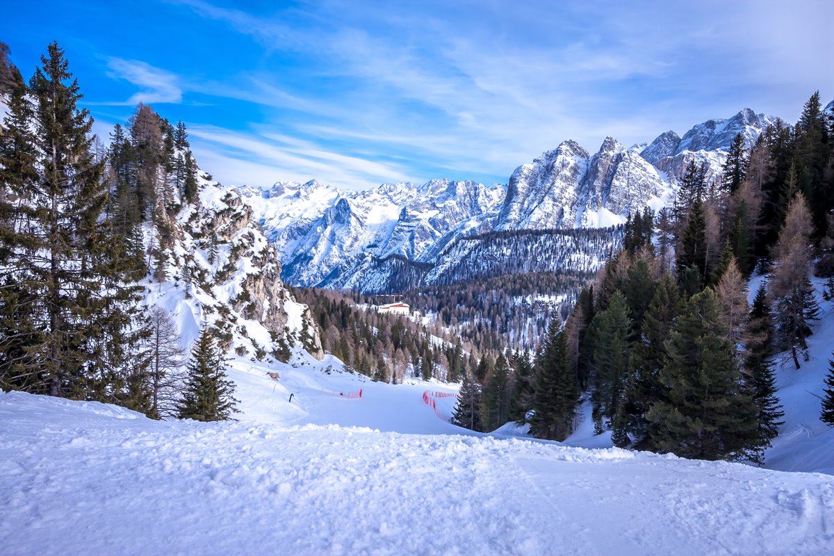 Cortina D'Ampezzo, Itália; neve nas montanhas