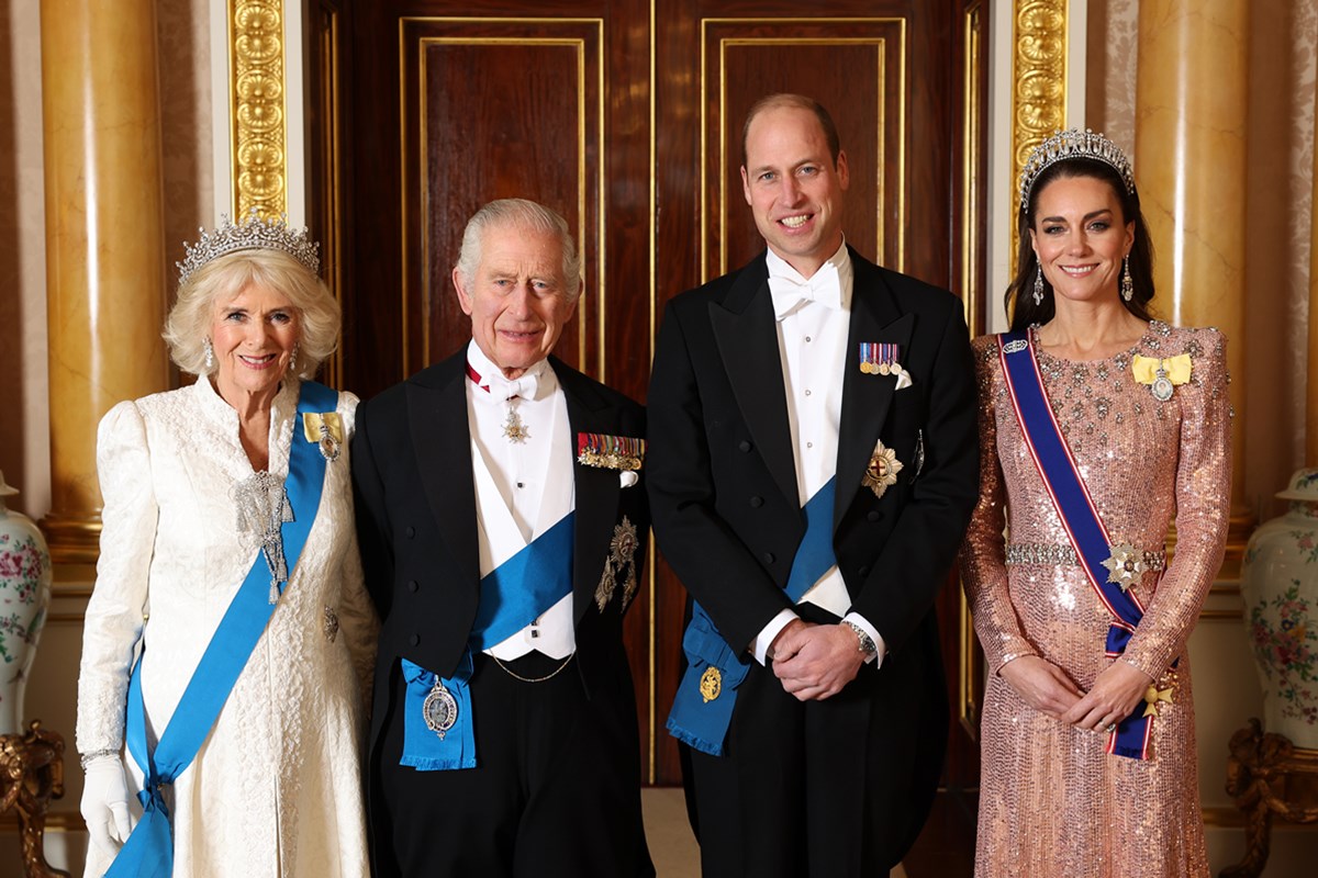 Família real em evento diplomático; Rei Charles III, Rainha Camilla, Kate e Willian