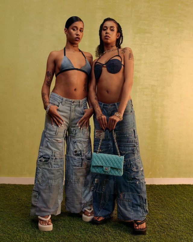 Cantoras Tasha & Tracie usando looks com jeans de upcycling - Metrópoles
