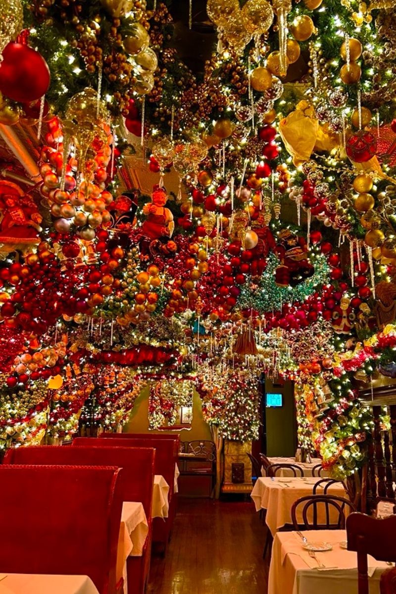 Rolf's bar de Natal - BAr com teto iluminado e repleto de adornos de Natal 