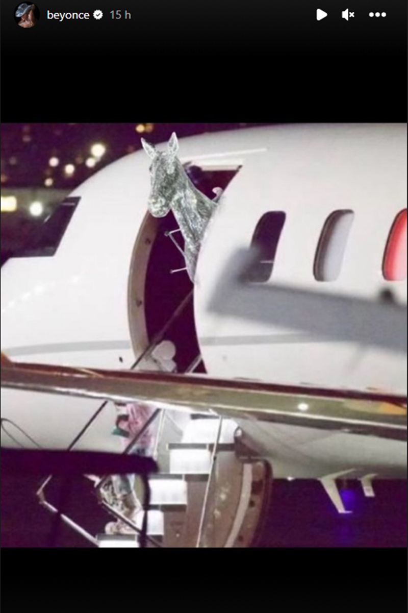 Na imagem com cor, print do stories de Beyoncé no qual um cavalo prateado sai do avião - Metrópoles 