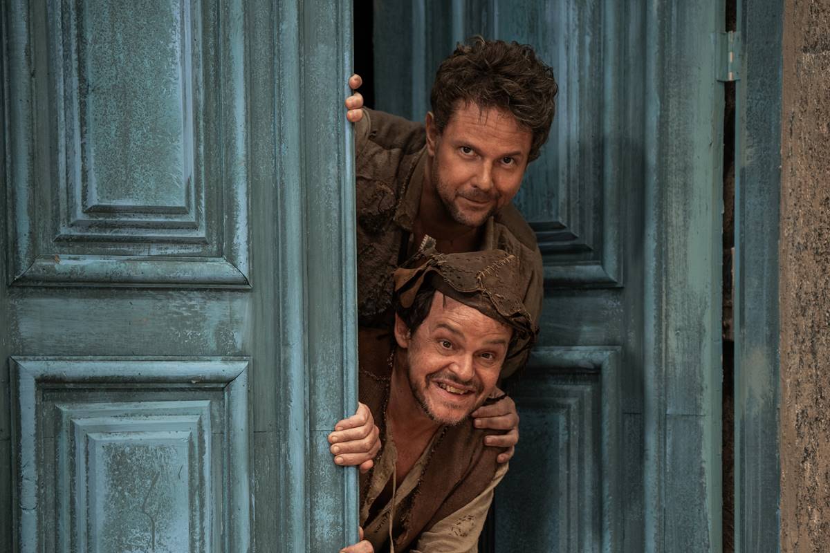 Dois homens escorados em uma porta - Metrópoles