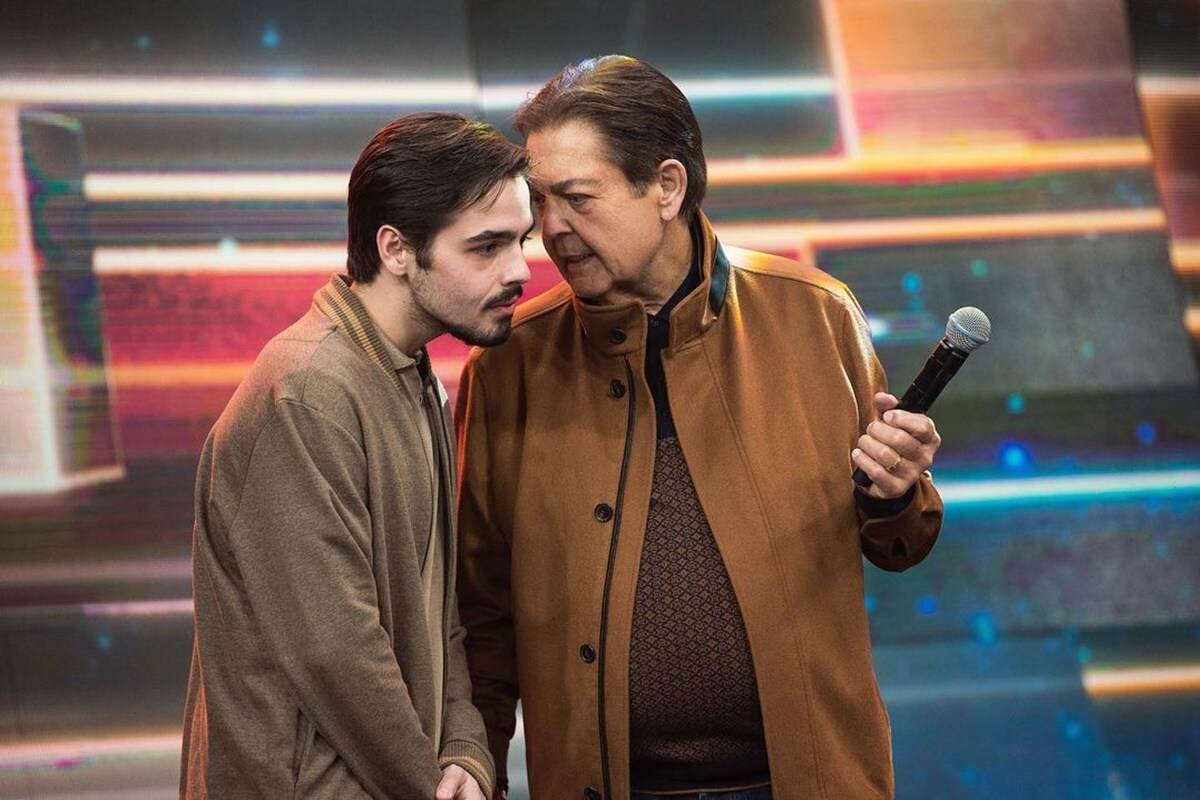 Faustão e o filho, João Guilherme Silva, são clicados durante o programa na Band - Metrópoles