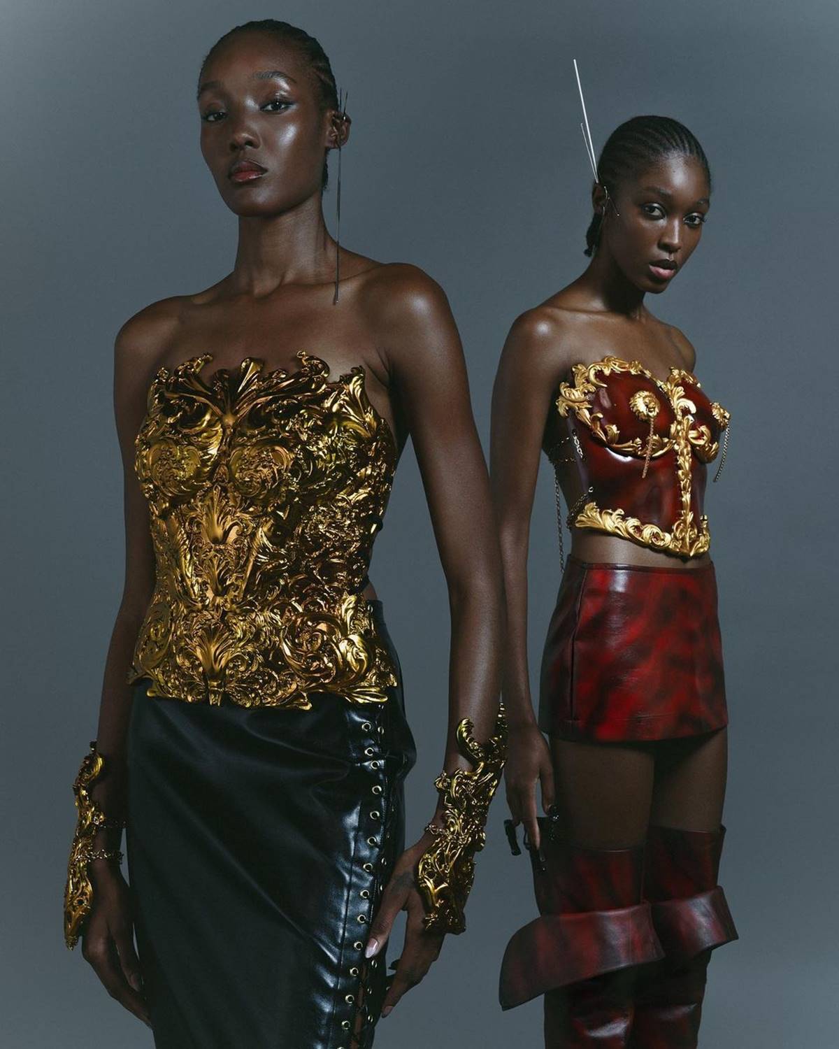 Na imagem com cor, duas mulheres negras posam para editorial de moda - Metrópoles