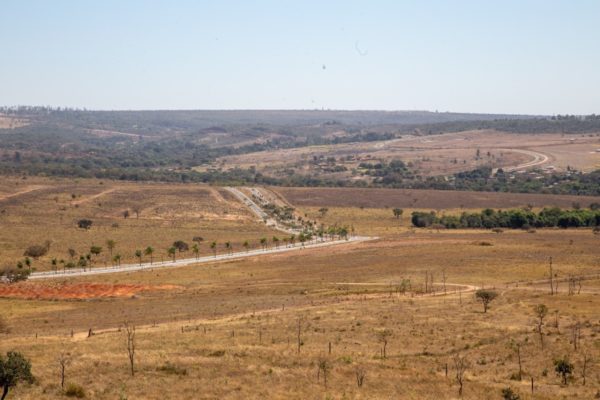 Fotografia colorida mostrando terreno onde está sendo contruído o condomínio Aldeias do Cerrado-Metrópoles
