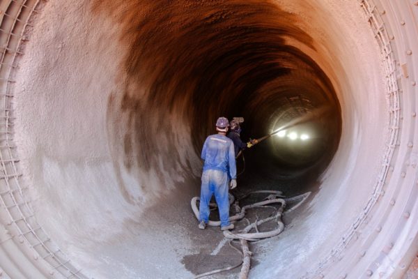 Fotografia colorida mostrando operários trabalhando em túnel-Metrópoles