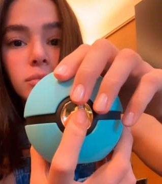 Na imagem com cor, a atriz Bruna Marquezine com o colar da nova coleção Pokémon x Tiffany & Co. - Metrópoles
