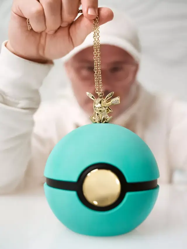 Na imagem com cor, o colar da nova coleção Pokémon x Tiffany & Co. - Metrópoles