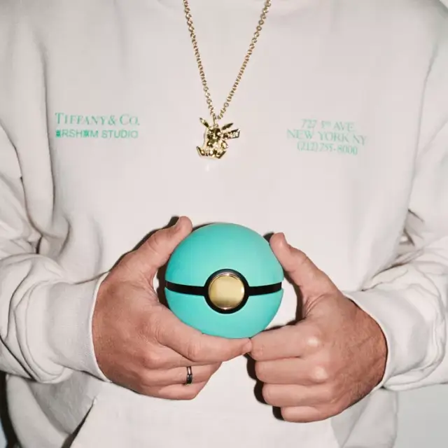 Na imagem com cor, o colar da nova coleção Pokémon/Tiffany & Co. - Metrópoles
