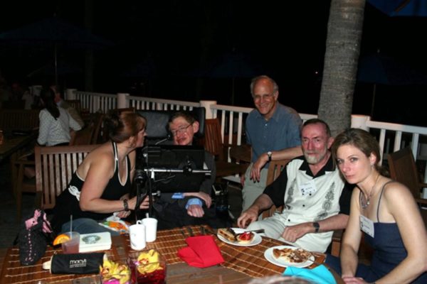 Imagem colorida mostra Stephen Hawkin em churrasco na ilha de Jeffrey Epstein - Metrópoles
