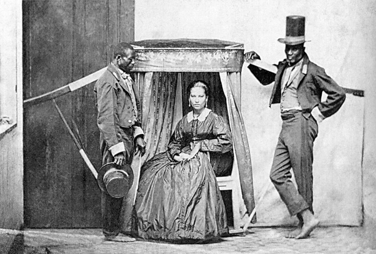 mulher brasileira com escravos - metrópoles