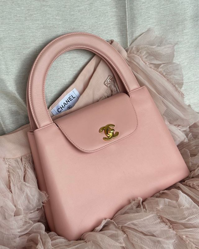 Bolsa rosa da Chanel colocada em cima de blusa no mesmo tom - Metrópoles
