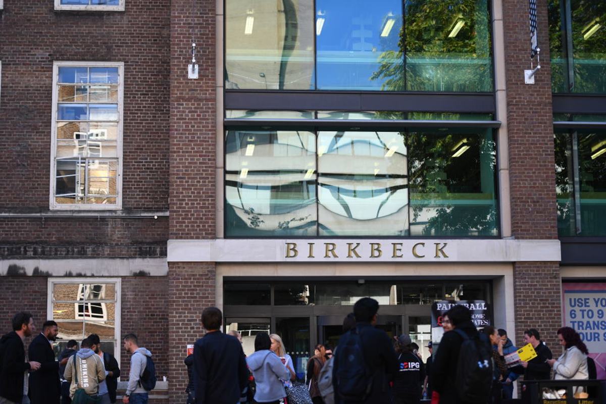 Imagem colorida da fachada da BirkBeck, Universidade de Londres - Metrópoles