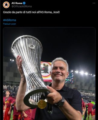 imagem mostra publicação do twitter do clube Roma agradecendo José Mourinho, que ergue um troféu