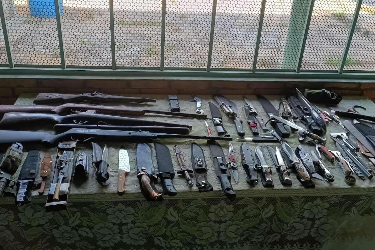 Armas e facas em mesa