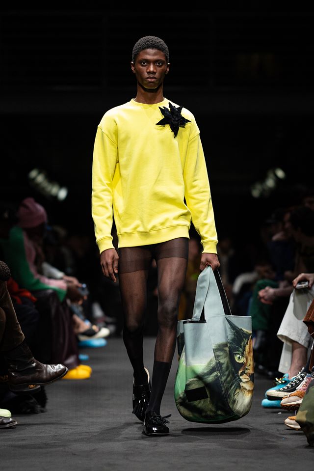 Na imagem com cor, modelos desfilam durante a Semana de Moda Masculina de Milão - Metrópoles
