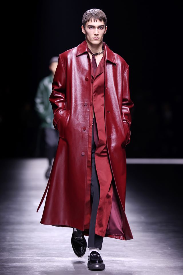 Na imagem com cor, modelos desfilam durante a Semana de Moda Masculina de Milão - Metrópoles