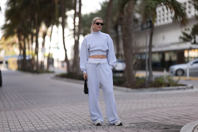 Na rua, mulher usa look cinza de moletom com tênis esportivo - Metrópoles