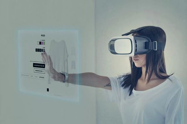 Inteligência artificial na moda. Mulher usa óculos de realidade virtual - Metrópoles