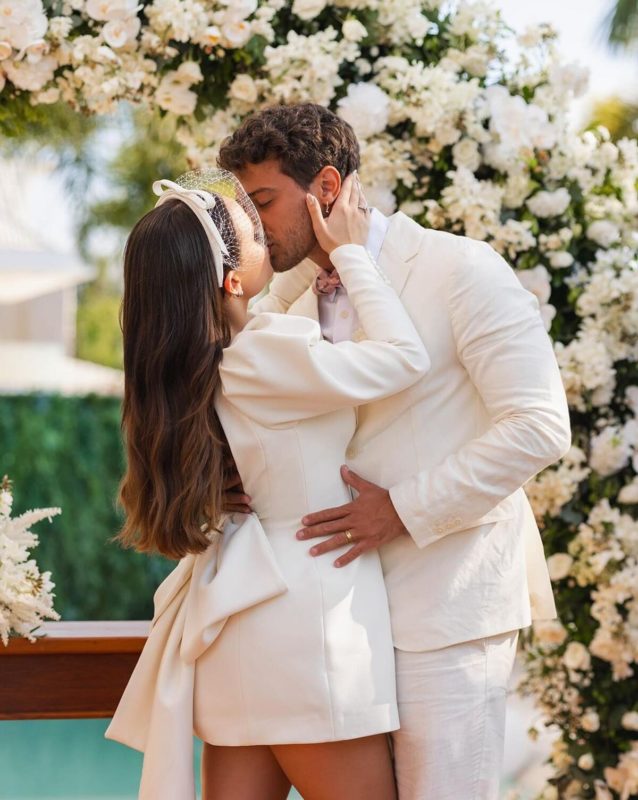 Larissa Manoela e André Luiz Frambach dão beijinho após o casamento - Metrópoles