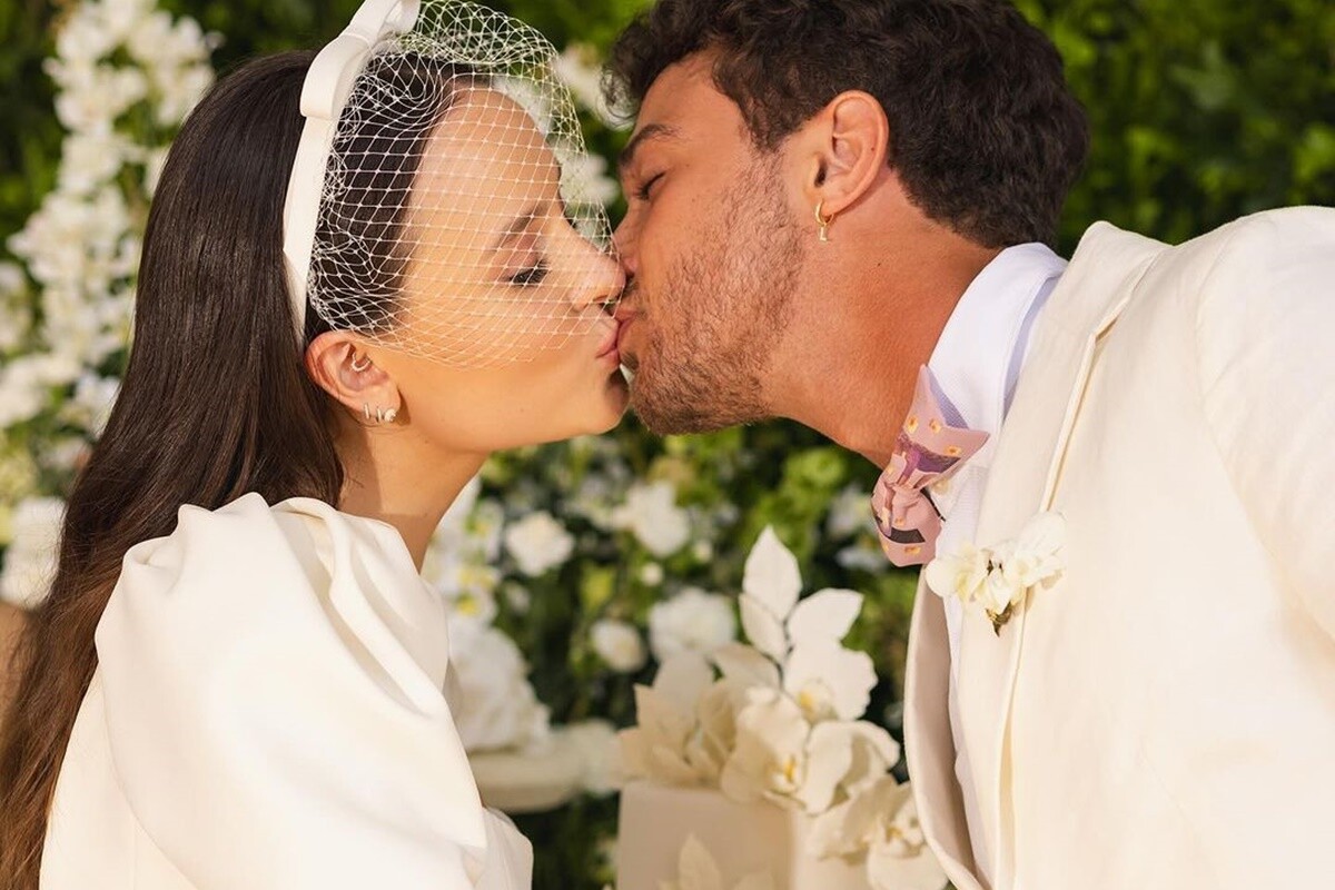 Larissa Manoela e André Luiz Frambach dão beijinho após o casamento - Metrópoles