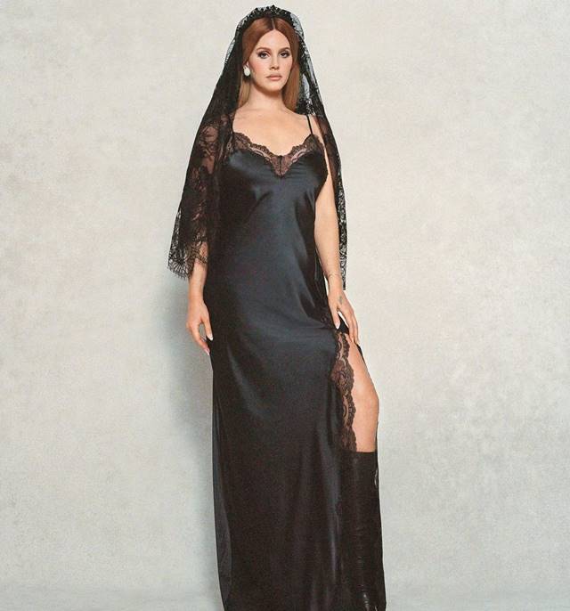 Na imagem com cor, a cantora Lana Del Rey posa para marca de Kim Kardashian - Metrópoles
