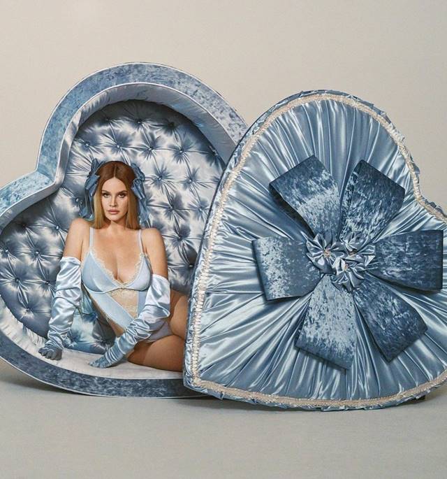 Na imagem com cor, a cantora Lana Del Rey posa para marca de Kim Kardashian - Metrópoles