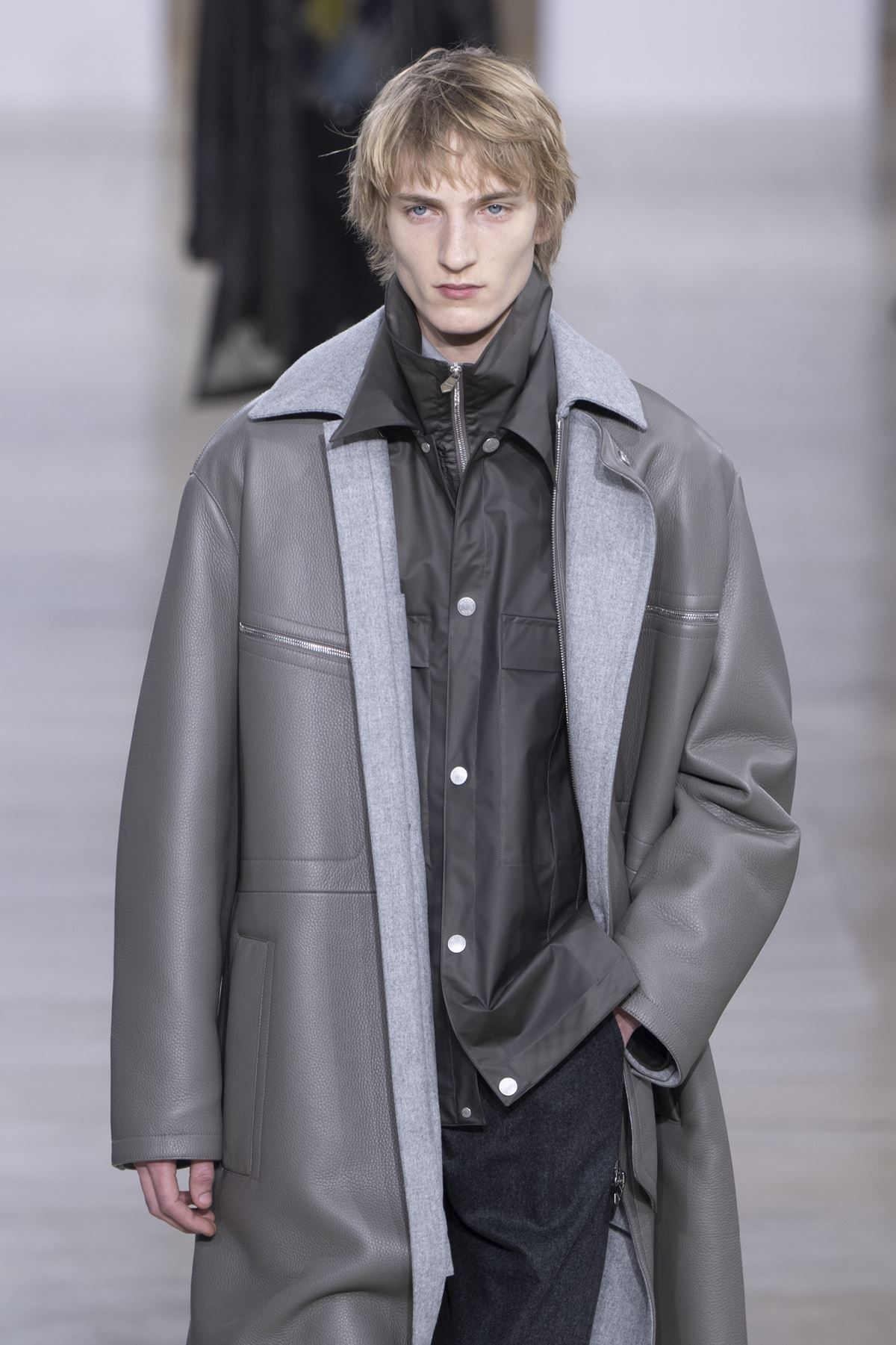 Hermes moda masculina casaco cinza - metrópoles