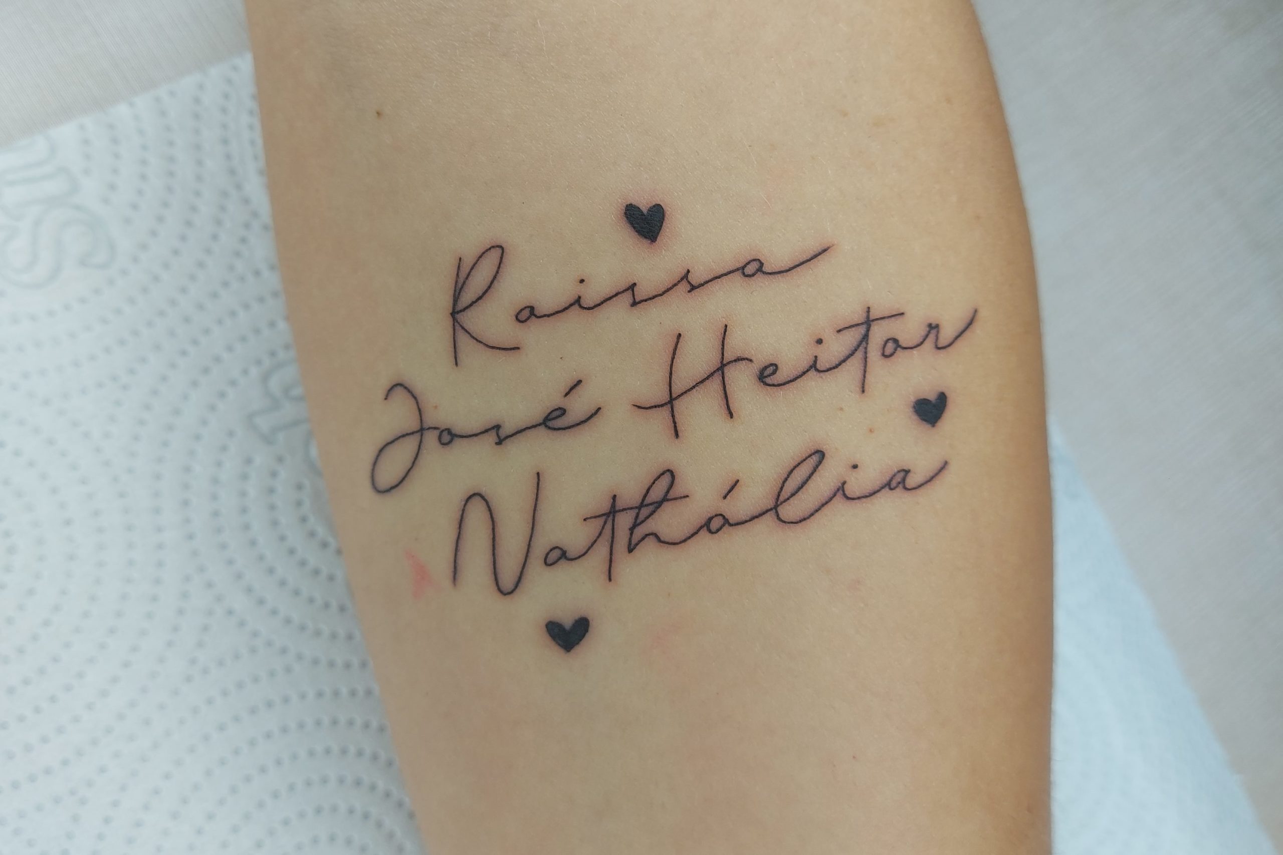 Tatuagem com os nomes Raissa, José Heitor e Nathália