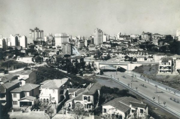 imagem em preto e branco mostra desenho da avenida nove de julho em projeto da cia city, empresa responsável pela obra 