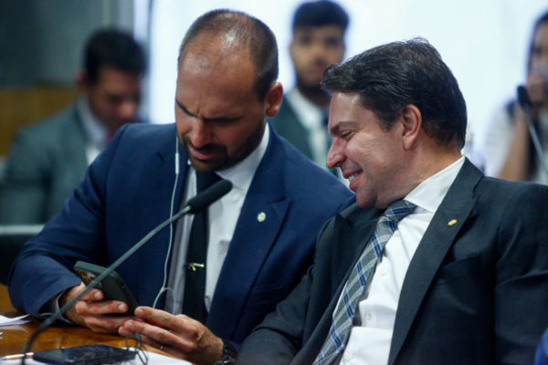 Deputado Alexandre Ramagem (PL-PL), diretor-geral da PF na gestão Bolsonaro, ao lado do também deputado Eduardo Bolsonaro (PL-SP)