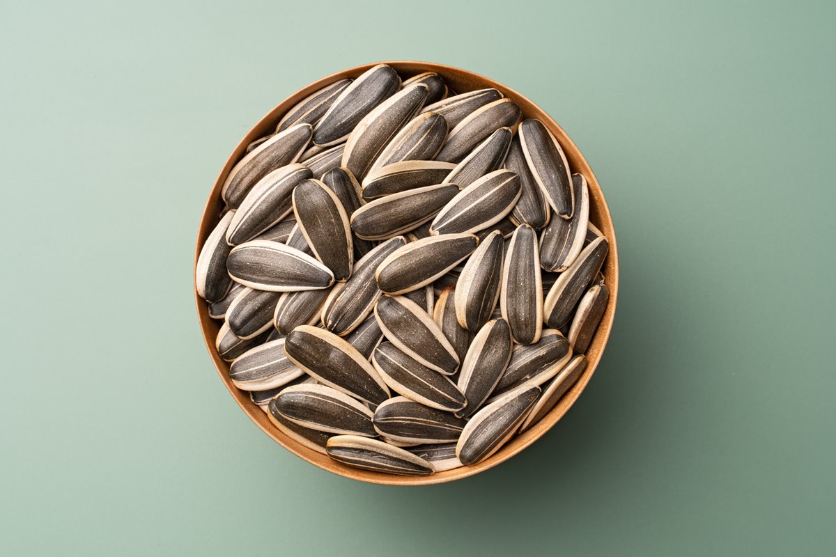 Foto de pote marrom com sementes de girassol dentro - Metrópoles