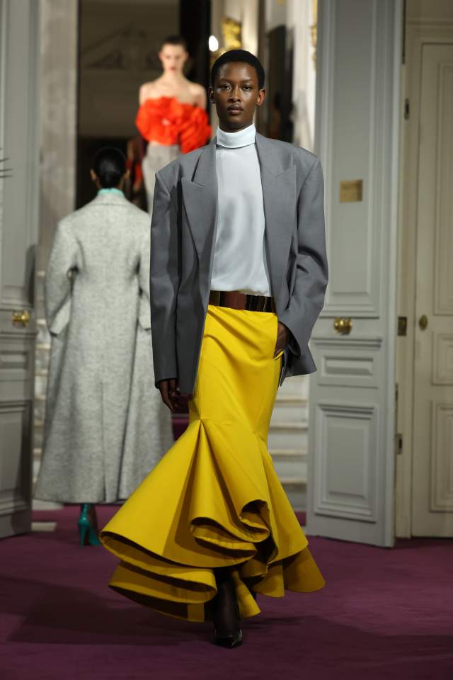 Na imagem com cor, modelos desfilando com roupas da nova coleção verão 2024 da maison Valentino - Metrópoles