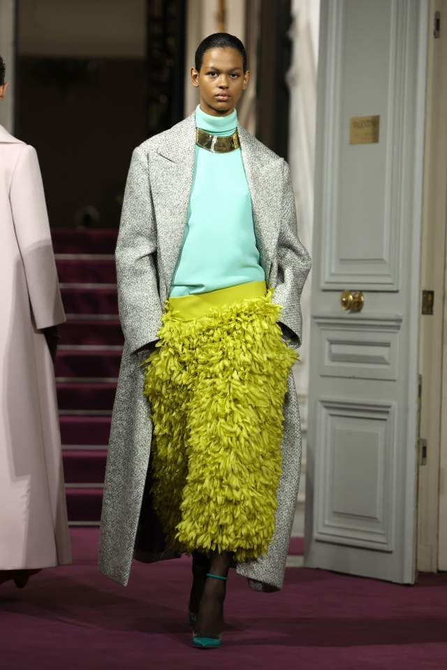 Na imagem com cor, modelos desfilando com roupas da nova coleção verão 2024 da maison Valentino - Metrópoles