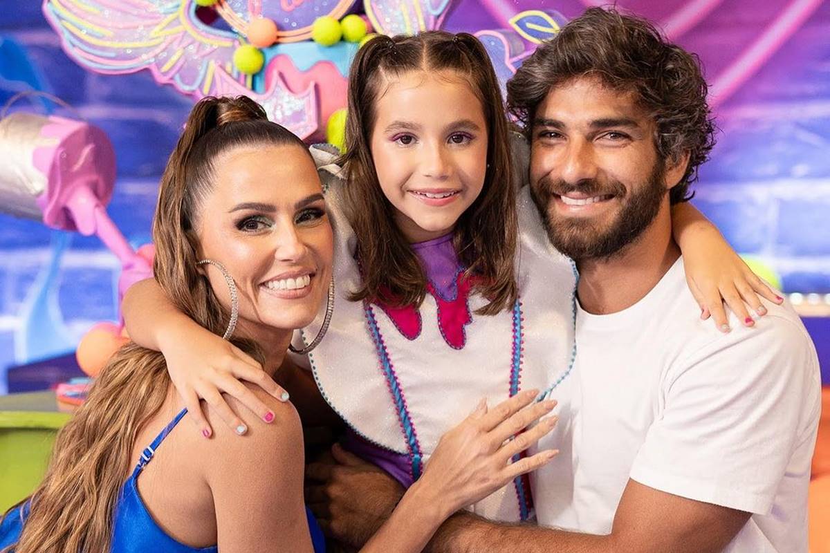 foto colorida de deborah secco com a filha maria flor e o marido Hugo Moreira - metrópoles