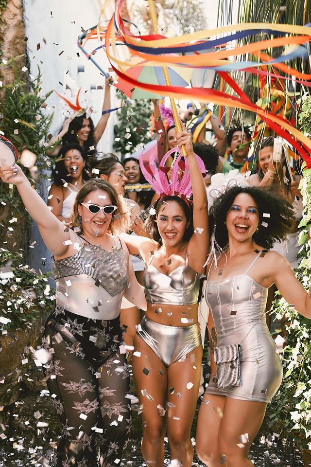 Na imagem com cor, mulheres curtem bloquinho de Carnaval - Metrópoles 